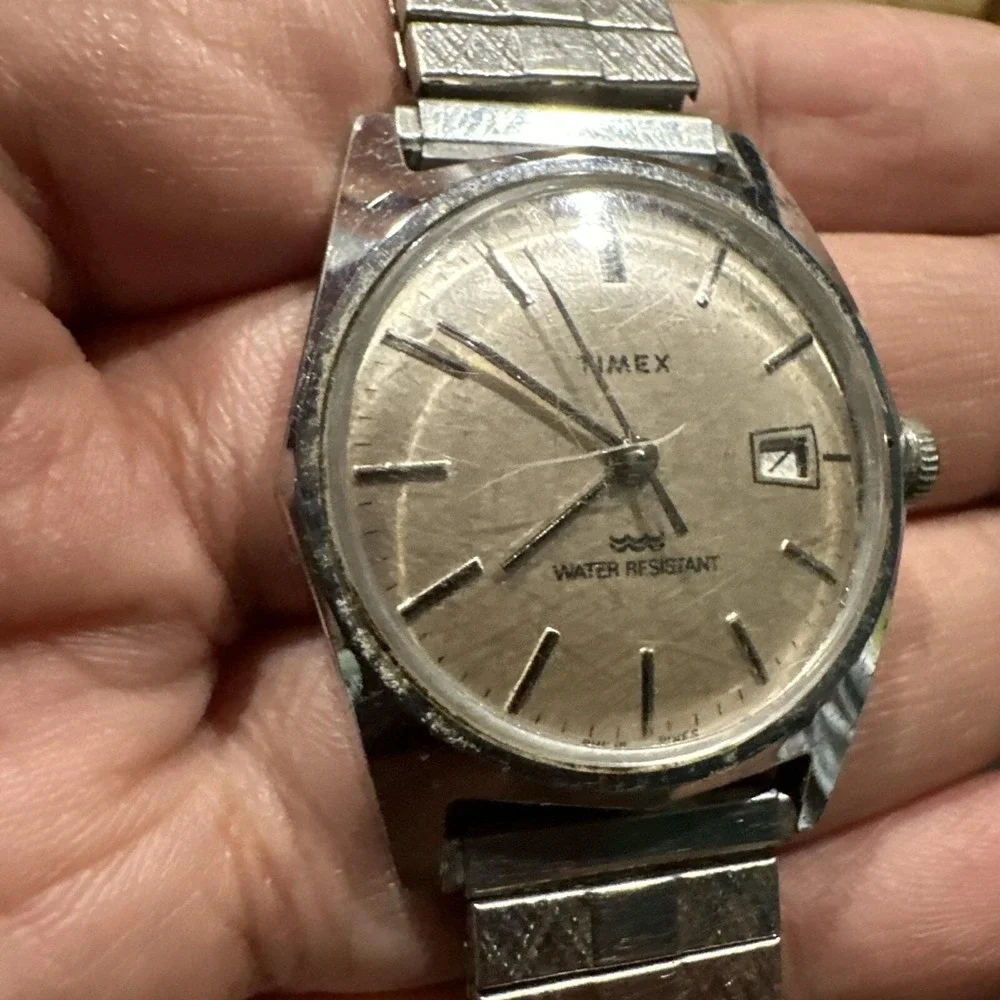 Running Vintage Timex‎ Mechanical Wristwatch Water Resistant Date Watch Silver